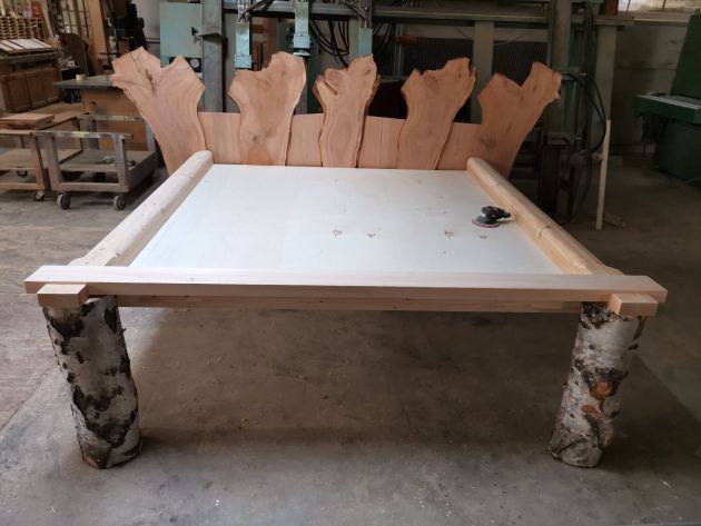 Lit-de-princesse-en-bois-massif-menuiserie-boeckel