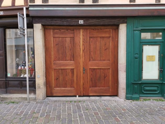 Porte-de-garage-bois-massif-ouverture-a-la-française-menuiserie-boeckel