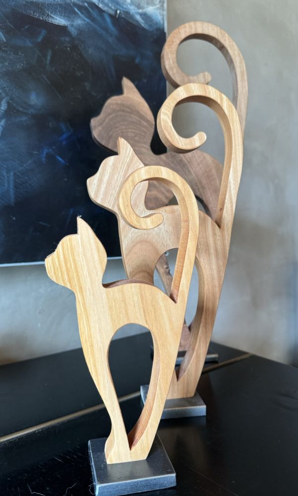 Chat en bois massif déco et originales sur platine en acier. Fabrication artisanale par la menuiserie BOECKEL à Mittelbergheim en Alsace