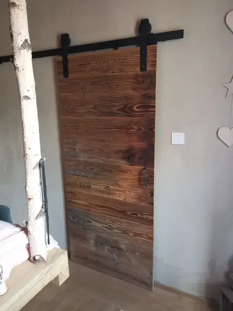 porte-coulissante-de-chambre-en-vieux-bois-menuiserie-boeckel-alsace