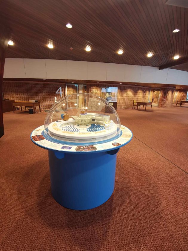 PRESENTOIR-CYLINDIQUE-PARLEMENT-EUROPEEN-MENUISERIE-BOECKEL