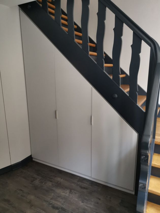 Menuiserie-intérieure-amenagement-placard-sous-escalier